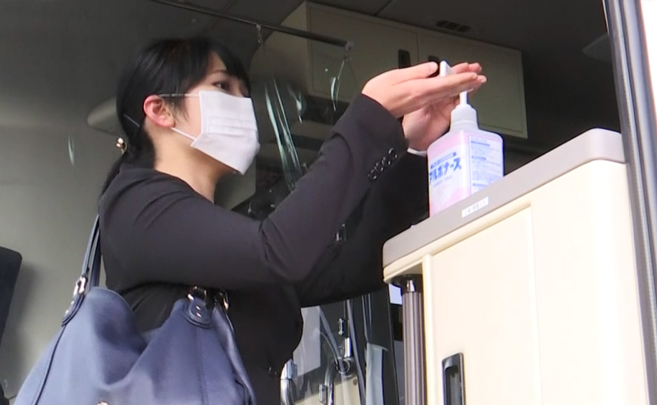 高速バスの車内出入口付近に、アルコール消毒液を設置しています。