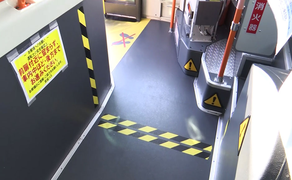 車両前方の床に目印テープを設置し、立ち席スペースを制限しています。