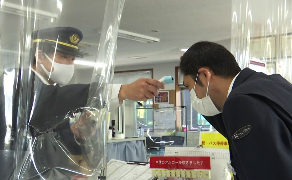 毎日、出勤前および出勤時に検温を実施し、健康状態の確認を徹底しています。