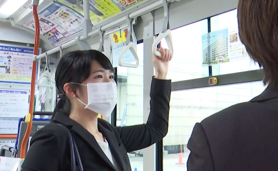 手すり・つり革におつかまりください。
